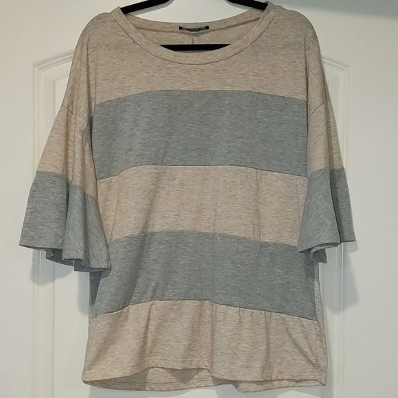 iliad USA Tops - Iliad USA bell sleeve shirt